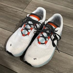 On Cloundmonster Frost| surf